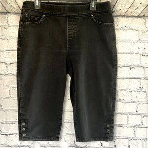 ⭐️ Gloria Vanderbilt Slimming Avery black capri pull-on gold leg buttons 12